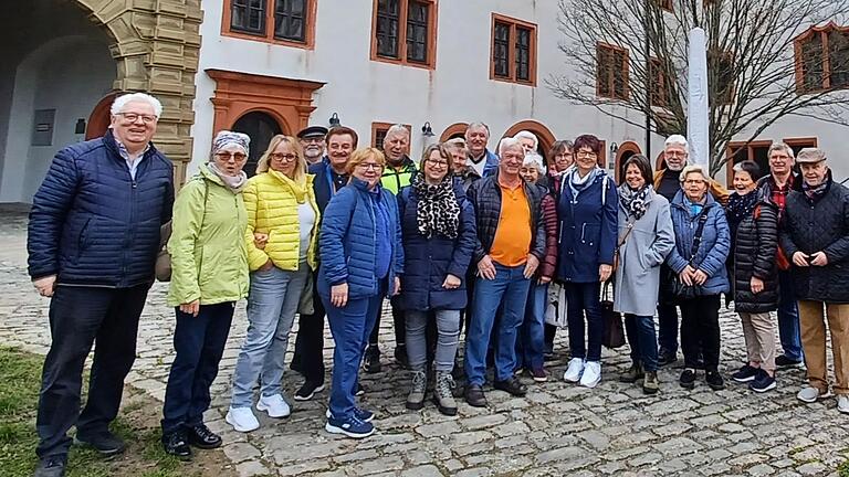 Die Senioren/-innen vom EVG-Ortsverband Mainfranken im Innenhof vor der Führung durch die Räume vom  Schloss Grumbach.