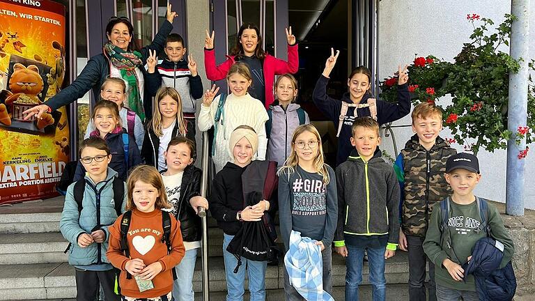 Das Foto zeigt (vierte Reihe von links): Silvia Klughardt (Dirigentin), Noel, Ida; (dritte Reihe): Mira, Rosa, Anna, Frieda, Emilia, Franka; (zweite Reihe): Jakob, Tessa, Mathilda, Luise, Ferdinand, Tim; (erste Reihe): Emilia, Mateo.