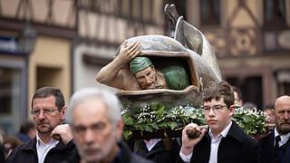 Karfreitagsprozession Lohr am Main       -  Angehörige verschiedener Handwerkszünfte ziehen am 18.04.25 in einer Karfreitagsprozession durch die Innenstadt von Lohr am Main (Landkreis Main-Spessart).