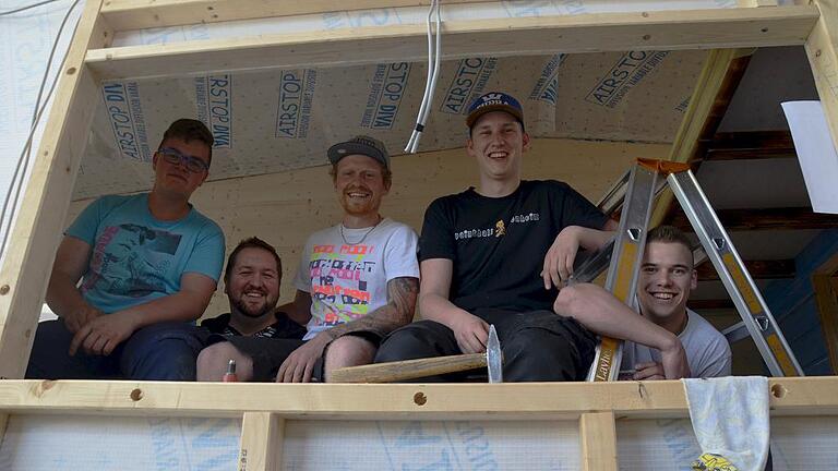 Jedes Wochenende bauen die Freunde an ihrem Minihaus (von links): Steffen Brückner, Adrian Schraud, Daniel Heuler, Rene Müller und Lukas Müller.