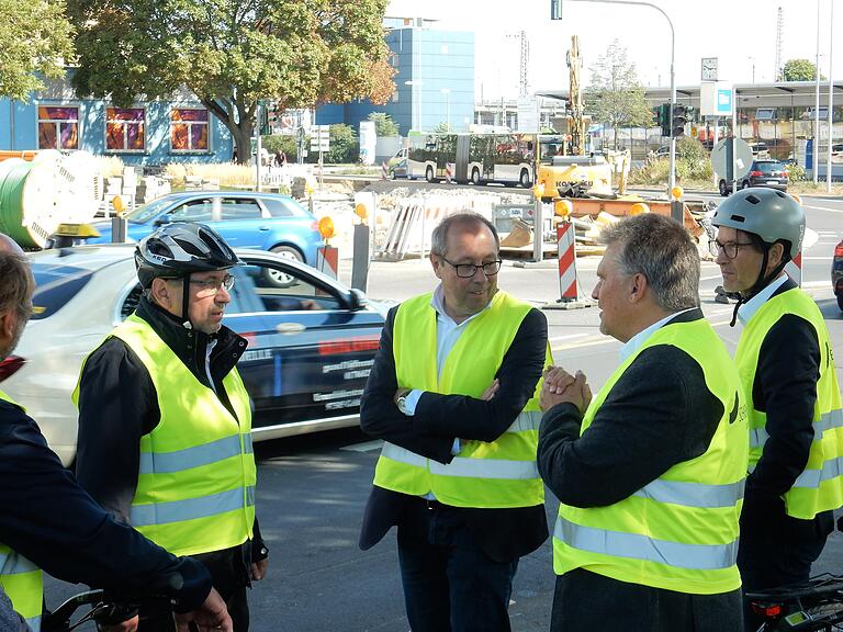 Diskussion vor dem Hauptbahnhof mit Verkehrsplaner Fritz Hebert (von links), Baureferent Ralf Brettin, Juror Johannes Ziegler und Markus Sauer (Leiter Amt für Stadtentwicklung und Hochbau).