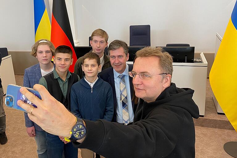 Selfie mit Bürgermeistern: Lwiws Bürgermeister Andrij Sadovyj, sein Würzburger Amtskollege Christian Schuchardt und Schüler aus Lwiw nach der Unterzeichnung der Städtepartnerschaftsurkunde.&nbsp;