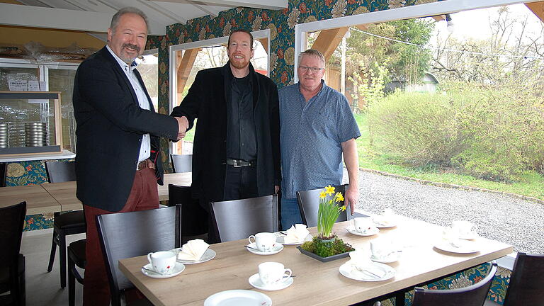 Bürgermeister Michael Gram gratuliert Hans-Karl Frei und Werner Roth (von links) zur Eröffnung ihres Cafés mit Gartenblick in Bergrothenfels.