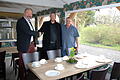 Bürgermeister Michael Gram gratuliert Hans-Karl Frei und Werner Roth (von links) zur Eröffnung ihres Cafés mit Gartenblick in Bergrothenfels.