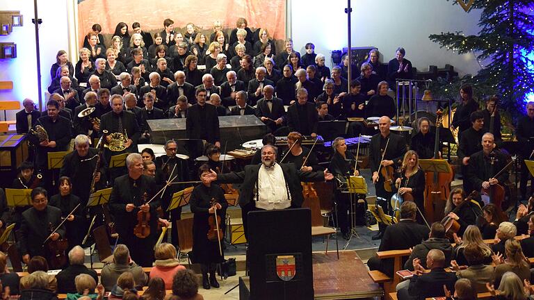 Ein atemberaubendes Konzert in der St. Josefs-Kirche: Carmina Burana mit der Kantorei Marktheidenfeld, dem Tölzer Knabenchor, der Kurpfalz-Philharmonie Heidelberg und den Solisten Migena Giyta, Martin Berner und Roberto Otiz unter Gesamtleitung von Hermann Grollmann.