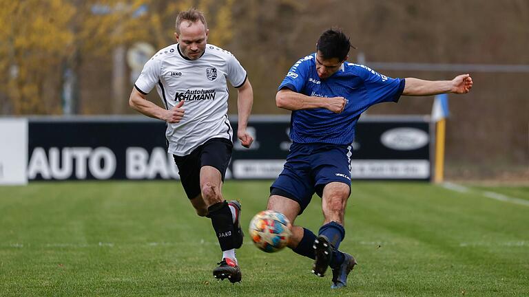 Den Ball im Blick: Steffen Lehofer (links) vom TSV Karlburg II und Sebastian Mack vom TSV Uettingen.