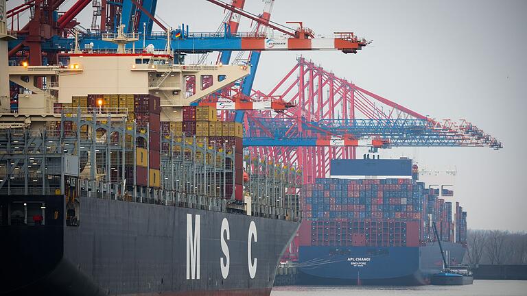 MSC-Containerschiff im Hamburger Hafen       -  MSC wird künftig 49,9 Prozent der Aktien der HHLA halten. (Archivbild)