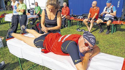 Entspannung: Drei Masseurinnen kümmerten sich um die tapferen Läufer.