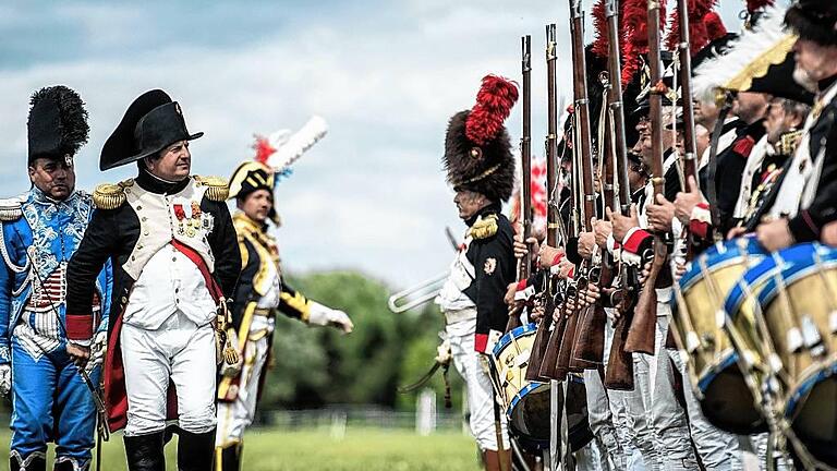 FRANCE-HISTORY-NAPOLEON-WATERLOO-REENACTMENT - Ob als Lehrer, Autor zahlreicher Publikationen oder Kreisheimatpfleger – die lokale Geschichte hat Longin Mößlein stets in ihren Bann gezogen. Er weiß Bescheid über fast jedes Feldkreuz oder Baudenkmal, über ortsgeschichtliche Größen, Verhältnisse und Vorgänge. Und er gibt sein Wissen gerne weiter, ohne Gegenleistungen zu fordern. Auch die Gerolzhöfer Redaktion der Main-Post hat oft genug davon profitiert. Gut nachvollziehbar also, dass der Historische Verein Longin Mößlein zum Ehrenpreisträger 2017 auserkor. Die Preisverleihung war zentraler Punkt in der Jahreshauptversammlung des Vereins. Die Rolle des Laudators übernahm Schulamtsdirektor a. D. Günther Birkle aus Schwebheim, lange Zeit der Dienstvorgesetzte Longin Mößleins. Schon in dieser Zeit lernte Günther Birkle Longin Mößlein zu schätzen. Anfang der 70er Jahre brachte Mößlein ihm als Seminarleiter und vielen Lehramtsanwärtern seine Heimat mit „Feuer im Herzen“ näher. „Seine Führungen und Vorträge – über viele Jahre hinweg – waren authentisch vermittelte Heimatkunde,“ Auch als Birkle mit anderen 1991 den Ortsgeschichtlichen Arbeitskreis Schwebheim gründete, stand Longin Mößlein mit Rat und Tat zur Seite, jetzt in seiner Eigenschaft als Kreisheimatpfleger. von 1973 bis 2014, also 42 Jahre hat Mößlein diese ehrenamtliche Tätigkeit ausgeübt, „mit Leidenschaft, Herzblut und Engagement“, wie es Landrat Florian Töpper bei der Verabschiedung formulierte. Für den südlichen Teil des Landkreises hat Longin Mößlein einen Kunst- und Kulturführer verfasst. Die Publikationsliste des heute 78-Jährigen umfasst 45 Beiträge in Gestalt von Büchern und Zeitschriftenaufsätzen. Diese Literatur sei eine Fundgrube für alle heimatgeschichtlich interessierte Bürger, sagte der Laudator. An dieser Stelle kommt Longin Mößleins Frau Christel ins Spiel. Sie hat ihrem Mann für seine Arbeit nicht nur den Rücken frei gehalten, sondern auch das Gros der Arbeit an der Schreibmaschine erledigt. Mößleins beständiges Forschen und Vermitteln von Heimatgeschichte war auch der Grund, warum ihm der Verband der bayerischen Geschichtsvereine die Aventinus-Medaille verlieh, die höchste Auszeichnung des Verbandes. Schließlich gehörte der Geehrte 1981 zu den Mitbegründern des Historischen Vereins Gerolzhofen. Von Anfang an bis 2014 saß er im Beirat, war darüber hinaus sechs Jahre lang zweiter Vorsitzender und drei Jahre Vorsitzender. Berufliche und private Wege führten und führen Günther Birkle oft nach Gerolzhofen. Überall sei er auf Werke Longin Mößleins gestoßen, in der Stadtpfarrkirche auf einen Kirchenführer, im Wohnstift auf eine Festschrift mit zwei Artikeln, in der Echter-Amtsvogtei auf eine Schrift über dieses Gebäude, im Alten Rathaus auf einen Stadtführer und beim Historischen Verein auf die Schriftenreihe „de geroldeshova“. Mößlein hat die Publikation „Der Steigerwald“ wesentlich mitgeprägt und auch weniger bekannte Arbeiten publiziert, wie ein Protokollbuch des Zehntgerichts Gerolzhofen, Dokumente und Urkunden adeliger Ritter- und Lehensgüter zu Gerolzhofen und Akten aus dem Staatsarchiv über die Hexenprozesse. „Er gehörte nicht zu den lauten im land“ Hinsichtlich der Persönlichkeit Mößleins attestierte Birkle, dass er nicht zu den Lauten im Land gehöre und sein Wirken aus einer inneren Passion heraus komme. „Man arbeitet ja nie allein“, sagte ein bescheidener Preisträger und verwies auf die vielen, die ihm Impulse gegeben, ihn beeinflusst oder mitgearbeitet haben. So ein Impulsgeber nicht nur für seinen zweite Lehramtsprüfung war der damalige Donnersdorfer Pfarrer Rauch. Mößlein hatte für seine Geschichtsstunde das Thema „Napoleon in Moskau“ ausgewählt. Der Pfarrer wusste von einem Donnersdorfer, der mit den Franzosenkaiser von Neuses am Sand bis Moskau gezogen war. „Das war mein geschichtlicher Aufhänger, meine Personifizierungsmöglichkeit“, erinnert sich Mößlein. Die Mitglieder der Prüfungskommission waren überrascht, die Schüler gebannt und damit still. Aus diesem Impuls heraus entschloss sich Longin Mößlein, fürderhin öfter nach heimatbezogenen Anlässen und Möglichleiten zur Aufbereitung von Geschichte zu suchen. Der Gerolzhöfer Oberlehrer Josef Katzenberger führte den jungen Lehrer in die Archivarbeit und die Urkundensprache ein. Nach der Landkreisreform wurde ihm das Amt des Kreisheimatpflegers für den südlichen Landkreis Schweinfurt angetragen. Spätere Impulsgeber waren 1974 der bayerische Kultusminister Hans Mayer und Professor Karl Bosl aus Bamberg, die dazu aufforderten, Historische vereine zu gründen. „Für Arbeiten, die ich als meine Pflicht angesehen und gerne getan habe, in solchem Überschwang gelobt zu werden, finde ich zu viel des Guten. Aber freuen tue ich mich doch sehr“, wandte sich Mößlein augenzwinkernd an an Vorsitzende Sabine Wolf. FRANCE-HISTORY-NAPOLEON-WATERLOO-REENACTMENT - Ob als Lehrer, Autor zahlreicher Publikationen oder Kreisheimatpfleger – die lokale Geschichte hat Longin Mößlein stets in ihren Bann gezogen. Er weiß Bescheid über fast jedes Feldkreuz oder Baudenkmal, über ortsgeschichtliche Größen, Verhältnisse und Vorgänge. Und er gibt sein Wissen gerne weiter, ohne Gegenleistungen zu fordern. Auch die Gerolzhöfer Redaktion der Main-Post hat oft genug davon profitiert. Gut nachvollziehbar also, dass der Historische Verein Longin Mößlein zum Ehrenpreisträger 2017 auserkor. Die Preisverleihung war zentraler Punkt in der Jahreshauptversammlung des Vereins. Die Rolle des Laudators übernahm Schulamtsdirektor a. D. Günther Birkle aus Schwebheim, lange Zeit der Dienstvorgesetzte Longin Mößleins. Schon in dieser Zeit lernte Günther Birkle Longin Mößlein zu schätzen. Anfang der 70er Jahre brachte Mößlein ihm als Seminarleiter und vielen Lehramtsanwärtern seine Heimat mit „Feuer im Herzen“ näher. „Seine Führungen und Vorträge – über viele Jahre hinweg – waren authentisch vermittelte Heimatkunde,“ Auch als Birkle mit anderen 1991 den Ortsgeschichtlichen Arbeitskreis Schwebheim gründete, stand Longin Mößlein mit Rat und Tat zur Seite, jetzt in seiner Eigenschaft als Kreisheimatpfleger. von 1973 bis 2014, also 42 Jahre hat Mößlein diese ehrenamtliche Tätigkeit ausgeübt, „mit Leidenschaft, Herzblut und Engagement“, wie es Landrat Florian Töpper bei der Verabschiedung formulierte. Für den südlichen Teil des Landkreises hat Longin Mößlein einen Kunst- und Kulturführer verfasst. Die Publikationsliste des heute 78-Jährigen umfasst 45 Beiträge in Gestalt von Büchern und Zeitschriftenaufsätzen. Diese Literatur sei eine Fundgrube für alle heimatgeschichtlich interessierte Bürger, sagte der Laudator. An dieser Stelle kommt Longin Mößleins Frau Christel ins Spiel. Sie hat ihrem Mann für seine Arbeit nicht nur den Rücken frei gehalten, sondern auch das Gros der Arbeit an der Schreibmaschine erledigt. Mößleins beständiges Forschen und Vermitteln von Heimatgeschichte war auch der Grund, warum ihm der Verband der bayerischen Geschichtsvereine die Aventinus-Medaille verlieh, die höchste Auszeichnung des Verbandes. Schließlich gehörte der Geehrte 1981 zu den Mitbegründern des Historischen Vereins Gerolzhofen. Von Anfang an bis 2014 saß er im Beirat, war darüber hinaus sechs Jahre lang zweiter Vorsitzender und drei Jahre Vorsitzender. Berufliche und private Wege führten und führen Günther Birkle oft nach Gerolzhofen. Überall sei er auf Werke Longin Mößleins gestoßen, in der Stadtpfarrkirche auf einen Kirchenführer, im Wohnstift auf eine Festschrift mit zwei Artikeln, in der Echter-Amtsvogtei auf eine Schrift über dieses Gebäude, im Alten Rathaus auf einen Stadtführer und beim Historischen Verein auf die Schriftenreihe „de geroldeshova“. Mößlein hat die Publikation „Der Steigerwald“ wesentlich mitgeprägt und auch weniger bekannte Arbeiten publiziert, wie ein Protokollbuch des Zehntgerichts Gerolzhofen, Dokumente und Urkunden adeliger Ritter- und Lehensgüter zu Gerolzhofen und Akten aus dem Staatsarchiv über die Hexenprozesse. „Er gehörte nicht zu den lauten im land“ Hinsichtlich der Persönlichkeit Mößleins attestierte Birkle, dass er nicht zu den Lauten im Land gehöre und sein Wirken aus einer inneren Passion heraus komme. „Man arbeitet ja nie allein“, sagte ein bescheidener Preisträger und verwies auf die vielen, die ihm Impulse gegeben, ihn beeinflusst oder mitgearbeitet haben. So ein Impulsgeber nicht nur für seinen zweite Lehramtsprüfung war der damalige Donnersdorfer Pfarrer Rauch. Mößlein hatte für seine Geschichtsstunde das Thema „Napoleon in Moskau“ ausgewählt. Der Pfarrer wusste von einem Donnersdorfer, der mit den Franzosenkaiser von Neuses am Sand bis Moskau gezogen war. „Das war mein geschichtlicher Aufhänger, meine Personifizierungsmöglichkeit“, erinnert sich Mößlein. Die Mitglieder der Prüfungskommission waren überrascht, die Schüler gebannt und damit still. Aus diesem Impuls heraus entschloss sich Longin Mößlein, fürderhin öfter nach heimatbezogenen Anlässen und Möglichleiten zur Aufbereitung von Geschichte zu suchen. Der Gerolzhöfer Oberlehrer Josef Katzenberger führte den jungen Lehrer in die Archivarbeit und die Urkundensprache ein. Nach der Landkreisreform wurde ihm das Amt des Kreisheimatpflegers für den südlichen Landkreis Schweinfurt angetragen. Spätere Impulsgeber waren 1974 der bayerische Kultusminister Hans Mayer und Professor Karl Bosl aus Bamberg, die dazu aufforderten, Historische vereine zu gründen. „Für Arbeiten, die ich als meine Pflicht angesehen und gerne getan habe, in solchem Überschwang gelobt zu werden, finde ich zu viel des Guten. Aber freuen tue ich mich doch sehr“, wandte sich Mößlein augenzwinkernd an an Vorsitzende Sabine Wolf.