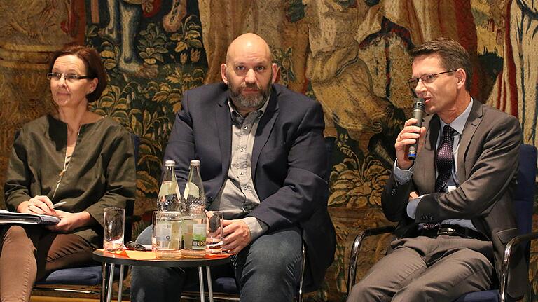 Bei der Podiumsdiskussion zum Bürgerentscheid Stadtwald oder Bürgerpark mit Landesgartenschau diskutierten unter anderem (v.l.) Ulrike Schneider, Moderator Christian Schwarz und Oberbürgermeister Sebastian Remelé. Bei der Podiumsdiskussion zum Bürgerentscheid Stadtwald oder Bürgerpark mit Landesgartenschau diskutierten unter anderem (v.l.) Ulrike Schneider, Moderator Christian Schwarz und Oberbürgermeister Sebastian Remelé.