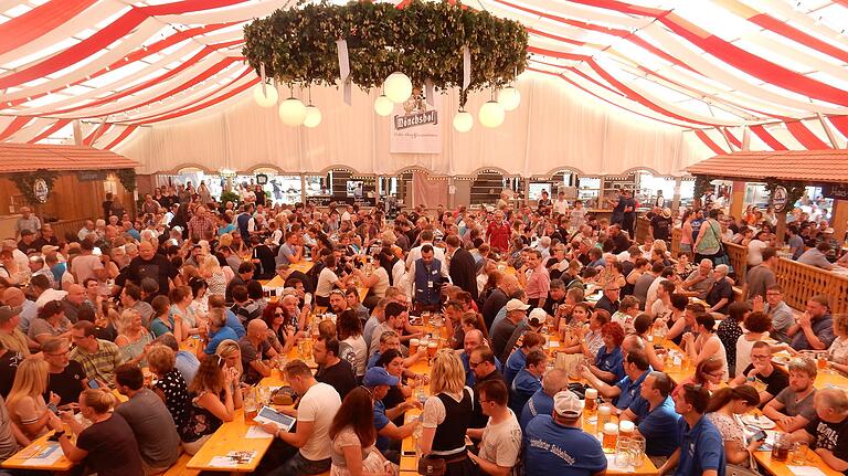 Beim Frühsschoppen mit Bembers war das Festzelt beim Volksfest voll. Das war aber an den anderen Tagen aufgrund der großen Hitze nicht immer so, der Biergarten dafür umso beliebter. Beim Frühsschoppen mit Bembers war das Festzelt beim Volksfest voll. Das war aber an den anderen Tagen aufgrund der großen Hitze nicht immer so, der Biergarten dafür umso beliebter.