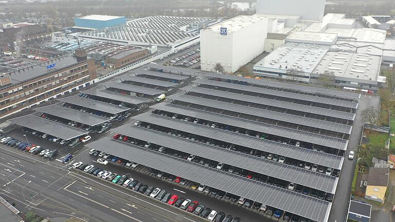 Der Einsatz von Wasserstoff ist nur dann klimaneutral, wenn dieser mit erneuerbarer Energie produziert wird, die etwa auf dem ZF-Parkplatz an der Ernst-Sachs-Straße gewonnen wird, wo auf einer Dachfläche von 14 000 Quadratmetern und mit knapp 8000 verbauten Modulen eine Spitzenleistung über 2,5 Megawatt Strom erzeugt werden kann. Der Einsatz von Wasserstoff ist nur dann klimaneutral, wenn dieser mit erneuerbarer Energie produziert wird, die etwa auf dem ZF-Parkplatz an der Ernst-Sachs-Straße gewonnen wird, wo auf einer Dachfläche von 14 000 Quadratmetern und mit knapp 8000 verbauten Modulen eine Spitzenleistung über 2,5 Megawatt Strom erzeugt werden kann.