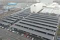 Der Einsatz von Wasserstoff ist nur dann klimaneutral, wenn dieser mit erneuerbarer Energie produziert wird, die etwa auf dem ZF-Parkplatz an der Ernst-Sachs-Straße gewonnen wird, wo auf einer Dachfläche von 14 000 Quadratmetern und mit knapp 8000 verbauten Modulen eine Spitzenleistung über 2,5 Megawatt Strom erzeugt werden kann.