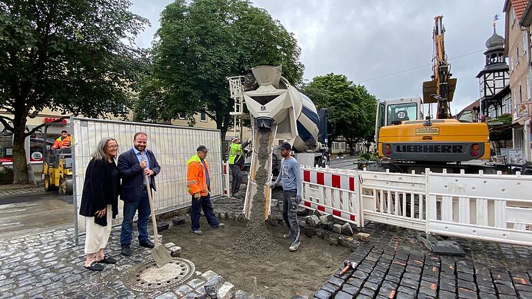 Arbeiten in direkter Nachbarschaft zum Rathaus: Bürgermeister Steffen Malzer (Zweiter von links) und Susanne Orf vom Kommunalunternehmen (links) sehen auf der Baustelle nach dem Rechten.