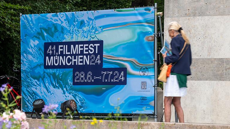 Schwere Zeiten für Filmfestivals       -  Ein Plakat mit der Aufschrift &bdquo;41. Filmfest München&rdquo; steht auf einem Platz in München.