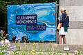 Schwere Zeiten für Filmfestivals       -  Ein Plakat mit der Aufschrift &bdquo;41. Filmfest München&rdquo; steht auf einem Platz in München.