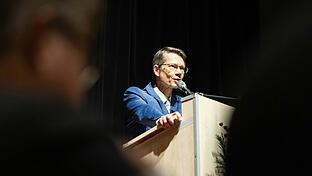 Noch ein Jahr wird Sebastian Remelé Oberbürgermeister der Stadt Schweinfurt sein. Wer könnte ihm nachfolgen? Gerüchte gibt es, doch noch wagt sich keiner aus der Deckung.