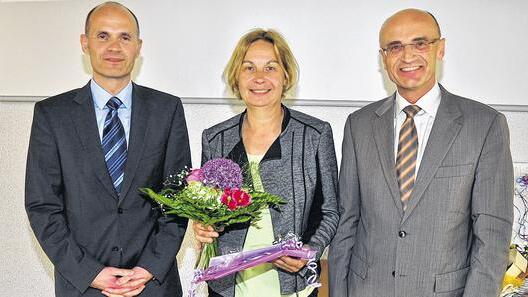 Nicht nur Landrat Wilhelm Schneider (rechts) wurde bei der VHS Landkreis Haßberge  verabschiedet, die er acht Jahre als Vorsitzender geführt hatte. Auch Petra Hohenberger schied als Vertreterin der Außenstellenleiterinnen aus, bleibt aber weiterhin Außenstellenleiterin in Zeil und Verwaltungsmitarbeiterin. Mit im Bild Geschäftsführer Holger Weininger.