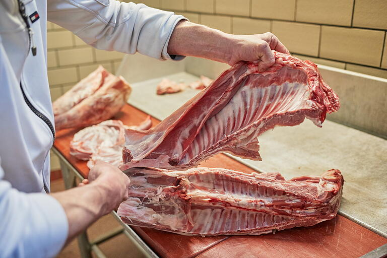 Das Buch soll auch zeigen, wie Fleisch aus artgerechter Tierhaltung gewonnen werden kann.