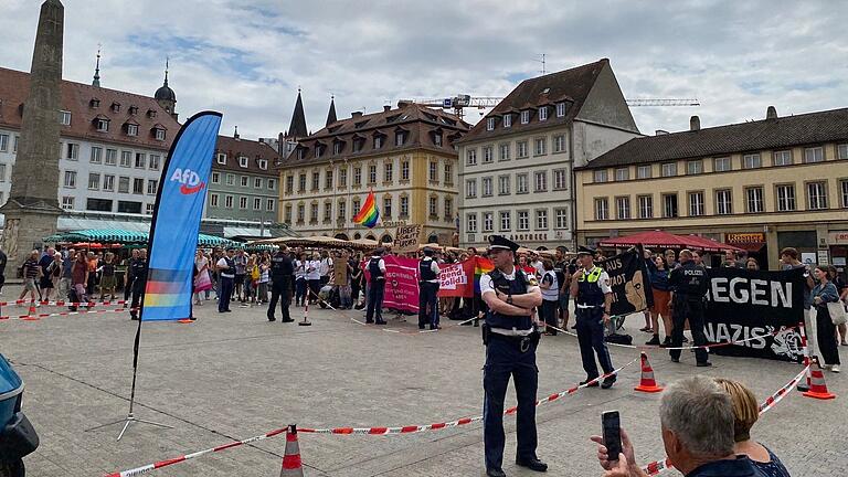 Rund 200 Gegendemonstrantinnen und Gegendemonstranten versammelten sich am Freitagnachmittag auf dem Unteren Markt in Würzburg, um gegen eine AfD-Kundgebung zu demonstrieren.