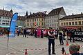 Rund 200 Gegendemonstrantinnen und Gegendemonstranten versammelten sich am Freitagnachmittag auf dem Unteren Markt in Würzburg, um gegen eine AfD-Kundgebung zu demonstrieren.