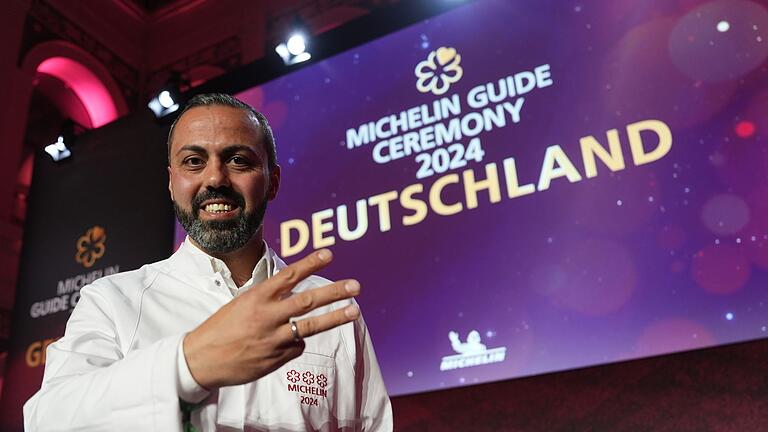 Verleihung der Michelin-Sterne 2024.jpeg       -  Edip Sigl bei der Verleihung der Michelin-Sterne. Das Restaurant 'Es:senz' wurde mit drei Sternen ausgezeichnet – mehr geht nicht.