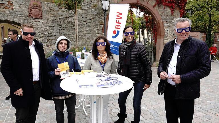 Im Bild vor dem Eingang zum Rathausinnenhof mit 'Tunnelblick-Maske' beim Tag des Weißen Stocks' des BFW (von links): Thomas Schmitt, Christopher Schulz, Christine Haupt-Kreutzer, Julia Heres und Bürgermeister Jürgen Götz