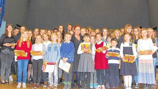 So sehen Gewinner aus: 59 Kinder und Jugendliche gewannen in den Gebieten Würzburg, Main-Spessart und Kitzingen aus der Region Unterfranken-West beim Wettbewerb Jugend musiziert einen ersten Preis und bekamen ihre Urkunde von Bürgermeisterin Marion Schäfer-Blake überreicht. Für 29 von ihnen geht es weiter zum Landeswettbewerb, der heuer in den Osterferien in Bayreuth stattfindet.