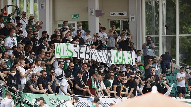 Euphorisch gefeiert: Die Fans des FC 05 Schweinfurt unterstützten ihre Mannschaft im Hinspiel um den Aufstieg in die Dritte Liga gegen den TSV Havelse, auch wenn dieses mit 0:1 verloren ging. Das Rückspiel findet am 19. Juni statt.