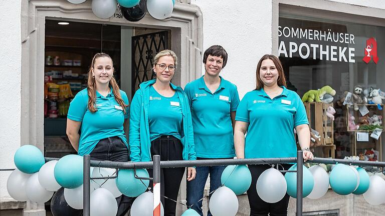 In Sommerhausen gibt es seit einigen Tagen wieder eine Apotheke. Am Eröffnungstag kümmerten sich (von links) die Pharmazeutisch-technische Assistentin Luna Tanriverdio, Apothekerin und Inhaberin Lisa Lutzenberger, Filialleiterin Eva Berger und Apothekerin Nadine Seubert um Kundschaft und Gäste. In Sommerhausen gibt es seit einigen Tagen wieder eine Apotheke. Am Eröffnungstag kümmerten sich (von links) die Pharmazeutisch-technische Assistentin Luna Tanriverdio, Apothekerin und Inhaberin Lisa Lutzenberger, Filialleiterin Eva Berger und Apothekerin Nadine Seubert um Kundschaft und Gäste. 