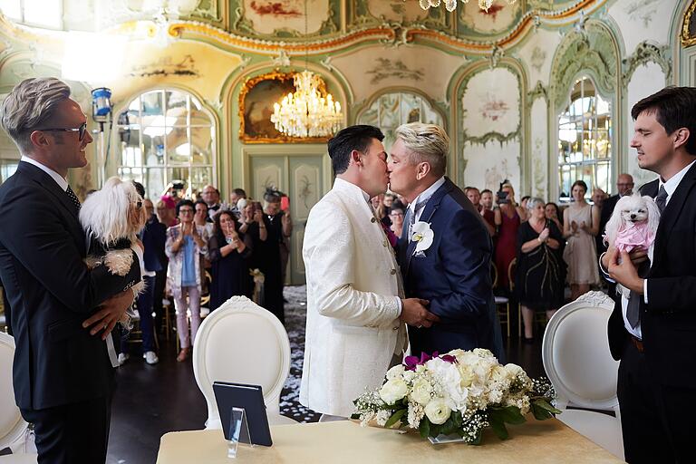 In viel luxuriöserem Rahmen verlief die Trauung&nbsp; von Matthias Mangiapane und Hubert Fella 2018 vor laufender Kamera für ihre Hochzeitsserie auf Vox.