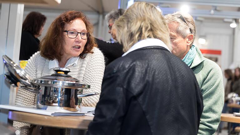 Eng auf eng und ohne Maske: Ob die Beratungsgespräche heuer auf der Mainfranken-Messe so laufen können wie hier 2019, bleibt abzuwarten.