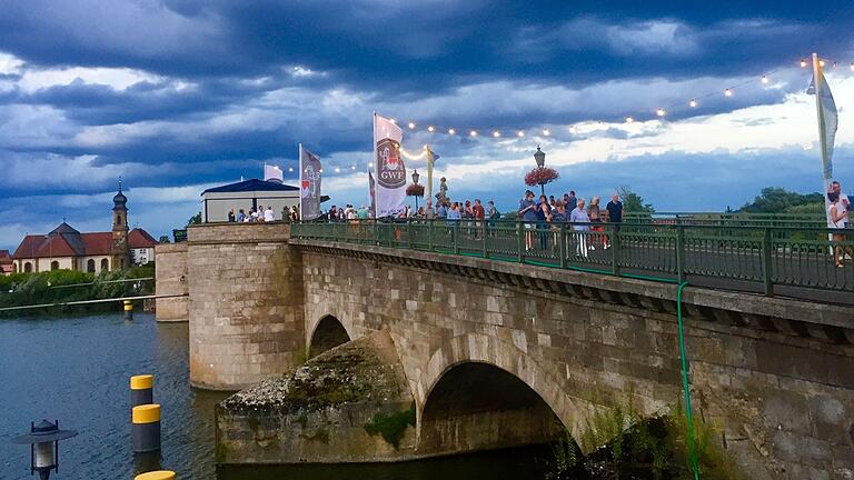 Die Alte Mainbrücke als Attraktion: Der Brückenschoppen hat sich vor der Corona-Pandemie nur als einer der Anziehungspunkte etabliert. Die Alte Mainbrücke als Attraktion: Der Brückenschoppen hat sich vor der Corona-Pandemie nur als einer der Anziehungspunkte etabliert.