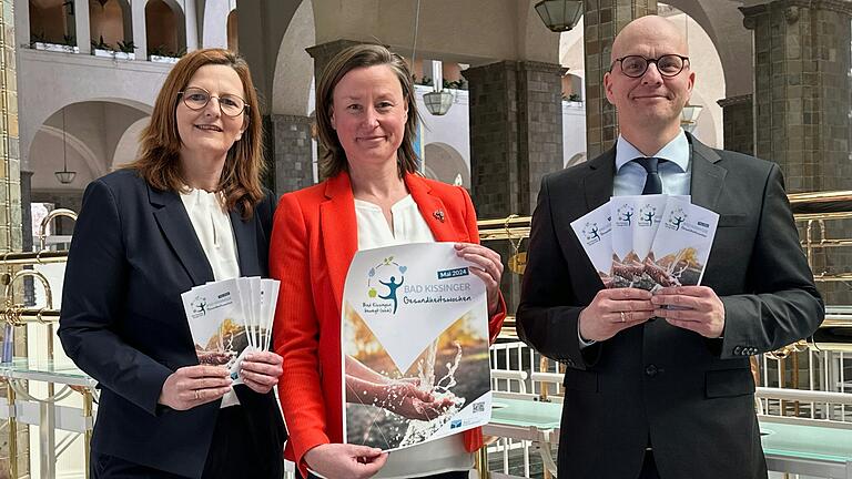 Bad Kissingens Oberbürgermeister Dirk Vogel, Kurdirektorin Sylvie Thormann und die Projektverantwortliche Stefanie Maessen präsentieren den Flyer zu den Gesundheitswochen. Bad Kissingens Oberbürgermeister Dirk Vogel, Kurdirektorin Sylvie Thormann und die Projektverantwortliche Stefanie Maessen präsentieren den Flyer zu den Gesundheitswochen.