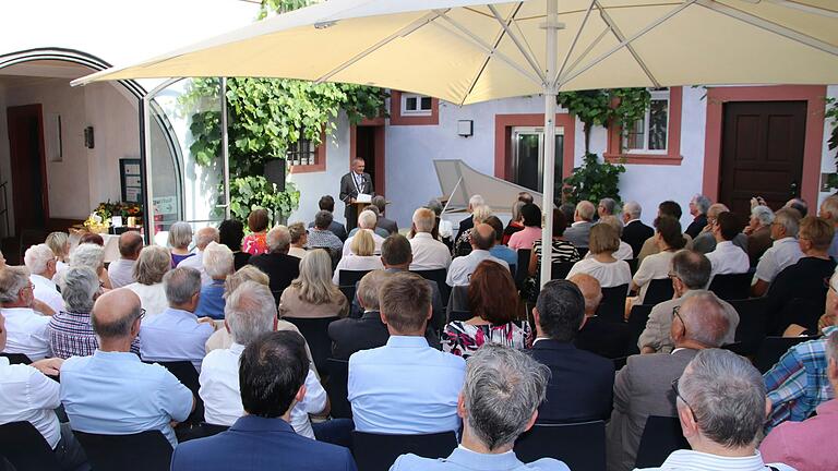 Über 100 Freunde und Weggefährten kamen zur Geburtstagsfeier von Leonhard Scherg in den Hof des Franck-Hauses. Über 100 Freunde und Weggefährten kamen zur Geburtstagsfeier von Leonhard Scherg in den Hof des Franck-Hauses.