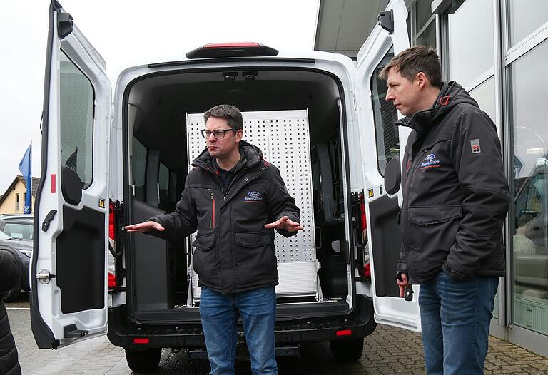 Geschäftsführer Bastian Stark (links) und Christian Reith bei der Übergabe des Seniorenmobilfahrzeugs. Das Autohaus hat den Ford Transit Hochraumkombi seniorengerecht umgebaut und wird sich auch um die Wartung kümmern. Geschäftsführer Bastian Stark (links) und Christian Reith bei der Übergabe des Seniorenmobilfahrzeugs. Das Autohaus hat den Ford Transit Hochraumkombi seniorengerecht umgebaut und wird sich auch um die Wartung kümmern.