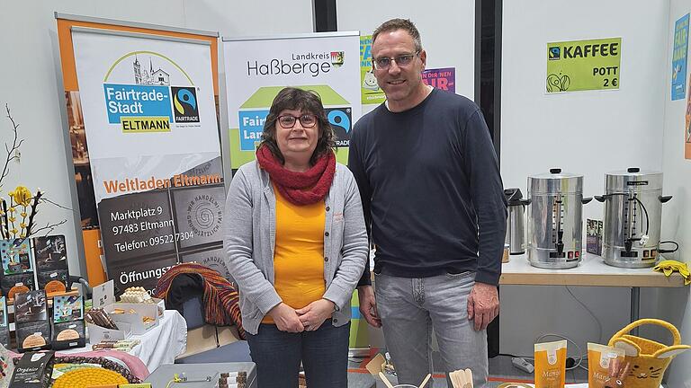 Auch der Sprecher der ILE Lebensregion Plus, Rauhenebrachs Bürgermeister Matthias Bäuerlein, unterstützte den Stand der Weltläden im Landkreis Haßberge bei der Kulinea in Zeil. Die Lebensregion hat das Bemühen um faire Beschaffung in ihr Leitbild aufgenommen. Auch der Sprecher der ILE Lebensregion Plus, Rauhenebrachs Bürgermeister Matthias Bäuerlein, unterstützte den Stand der Weltläden im Landkreis Haßberge bei der Kulinea in Zeil. Die Lebensregion hat das Bemühen um faire Beschaffung in ihr Leitbild aufgenommen.