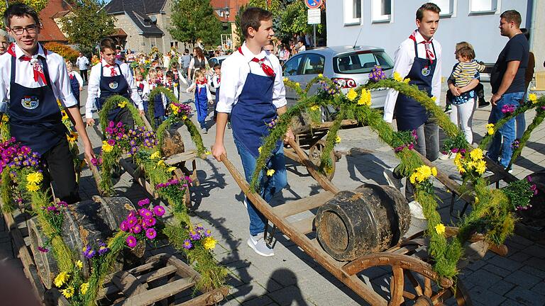 Blumenbeschmückte Wägen beim Kirchweihumzug 2019 in Kitzingens großer Gärtnervorstadt Etwashausen.