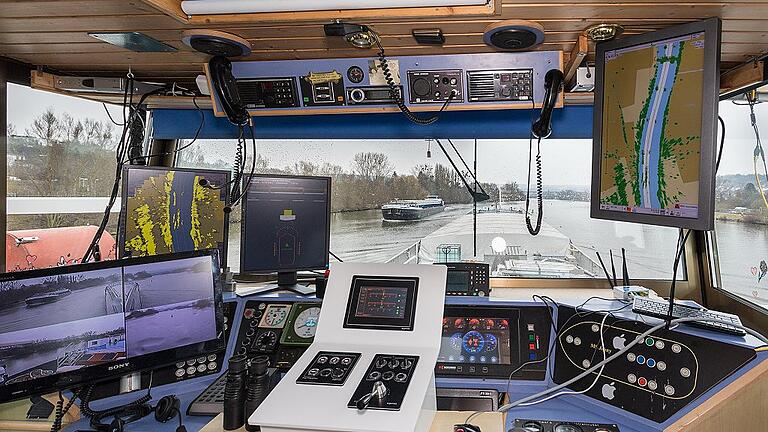 Experten stellten auf der MS Jenny in Würzburg neue Assistenzsysteme vor, die die Binnenschifffahrt sicherer machen sollen. Wissenschaftskapitän Albrecht Scheubner testete die Systeme. Experten stellten auf der MS Jenny in Würzburg neue Assistenzsysteme vor, die die Binnenschifffahrt sicherer machen sollen. Wissenschaftskapitän Albrecht Scheubner testete die Systeme.