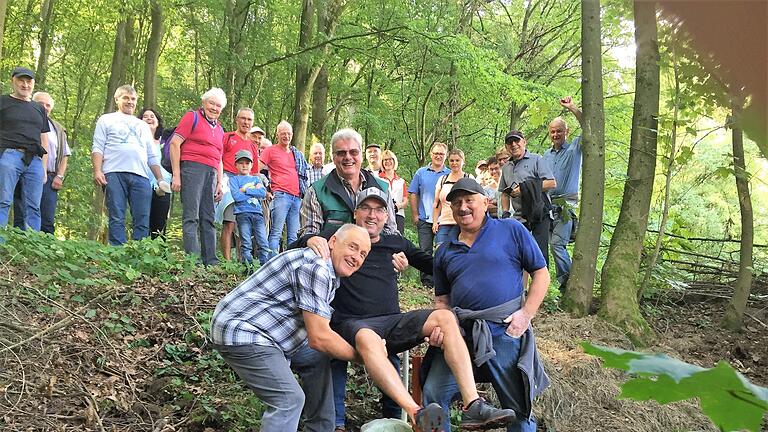 Eine alte Tradition: Stauchen am Grenzstein. Franz Zitter (links), Reinhold Bauer (mittig) und Rudi Dörfner (rechts) stauchten Bürgermeister Andreas Sandwall.Stefanie Tapprogge - Eine alte Tradition: Stauchen am Grenzstein. Franz Zitter (links), Reinhold Bauer (mittig) und Rudi Dörfner (rechts) stauchten Bürgermeister Andreas Sandwall.Stefanie Tapprogge Eine alte Tradition: Stauchen am Grenzstein. Franz Zitter (links), Reinhold Bauer (mittig) und Rudi Dörfner (rechts) stauchten Bürgermeister Andreas Sandwall.Stefanie Tapprogge - Eine alte Tradition: Stauchen am Grenzstein. Franz Zitter (links), Reinhold Bauer (mittig) und Rudi Dörfner (rechts) stauchten Bürgermeister Andreas Sandwall.Stefanie Tapprogge