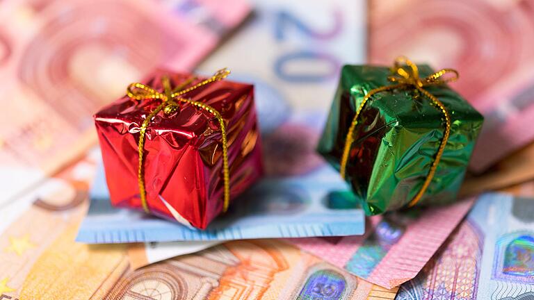 Die beliebtesten Weihnachtsgeschenke sind Bargeld und Gutscheine. Essbares wird aber auch gern genommen. Die beliebtesten Weihnachtsgeschenke sind Bargeld und Gutscheine. Essbares wird aber auch gern genommen.