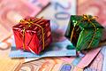Die beliebtesten Weihnachtsgeschenke sind Bargeld und Gutscheine. Essbares wird aber auch gern genommen.