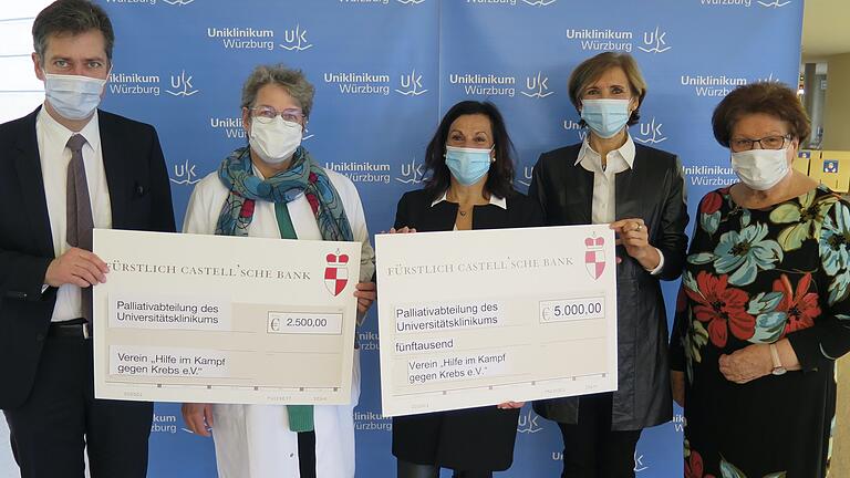 Der Verein 'Hilfe im Kampf gegen Krebs' fördert zwei Projekte der Palliativmedizin an der Würzburger Uniklinik. Von links: Oberbürgermeister Christian Schuchardt, Birgitt van Oorschot (Uniklinik), Gabriele Nelkenstock (Hilfe im Kampf gegen Krebs), Elisabeth Jentschke (Uniklinik) und Barbara Stamm, die den Verein wie OB Schuchardt seit Jahren unterstützt. Der Verein 'Hilfe im Kampf gegen Krebs' fördert zwei Projekte der Palliativmedizin an der Würzburger Uniklinik. Von links: Oberbürgermeister Christian Schuchardt, Birgitt van Oorschot (Uniklinik), Gabriele Nelkenstock (Hilfe im Kampf gegen Krebs), Elisabeth Jentschke (Uniklinik) und Barbara Stamm, die den Verein wie OB Schuchardt seit Jahren unterstützt.