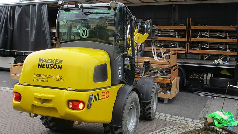 Mit schwerem Gerät musste das Mobiliar auf drei 40-Tonnen-LKW verladen werden.