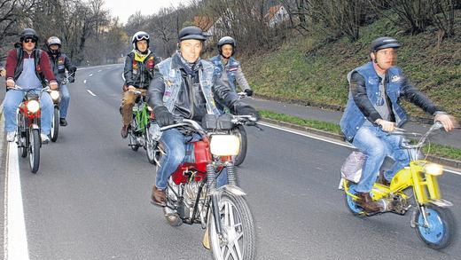 Slowriders on tour &ndash; &bdquo;alles easy&ldquo;: In Schonungen lassen diese Herren mittleren Alters ihre Mofarocker-Zeiten wieder aufleben und haben mächtig Spaß dabei.