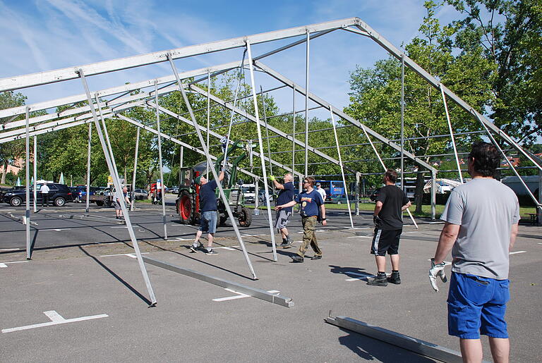 Alleine der Aufbau des Gestänges für das Festzelt ist schwierig und erfordert viel Kraft.