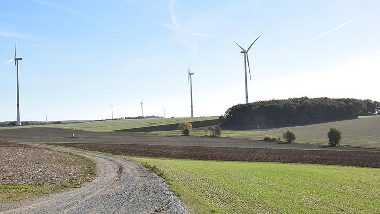 Nach der Erörterung der Stellungnahmen zur geplanten Freiflächenfotovoltaikanlage im Bereich des Windparks von Unsleben soll das Vorhaben trotz der Bedenken aus der Landwirtschaft weiter verfolgt werden.