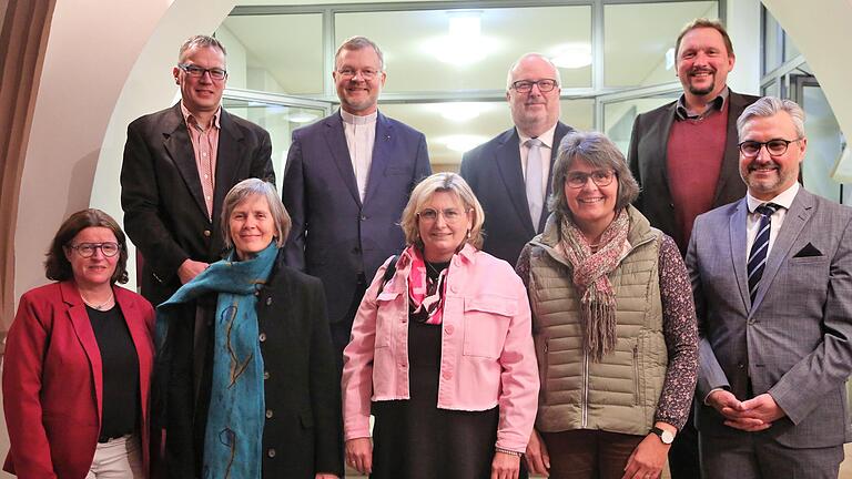 Für 40 beziehungsweise 25 Jahre im Dienst des Bistums wurden Gemeinde- und Pastoralreferent(inn)en im Exerzitienhaus Himmelspforten in Würzburg geehrt. Von links: Diözesanreferentin Roswitha Schuhmann,&nbsp; Wolfgang Keller (MAV), Rita Geißler, Generalvikar Jürgen Vorndran, Heike Waldvogel, Diözesanreferent Johannes Reuter,&nbsp; Alice Düchs, Burkhard Pechtl (MAV) und Matthias Zöller. Es fehlen: Stephan Tengler, Hildegard Weigand und Cornelia Weiser.