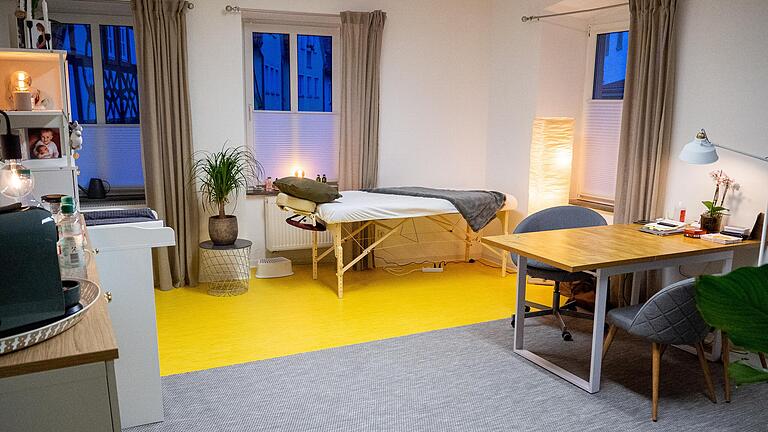 Blick in die Praxis: Carina Göbel-Lieblein hat sich in den Räumlichkeiten der Physiotherapiepraxis von Simone Schneider einen Wohlfühlort geschaffen. Blick in die Praxis: Carina Göbel-Lieblein hat sich in den Räumlichkeiten der Physiotherapiepraxis von Simone Schneider einen Wohlfühlort geschaffen.