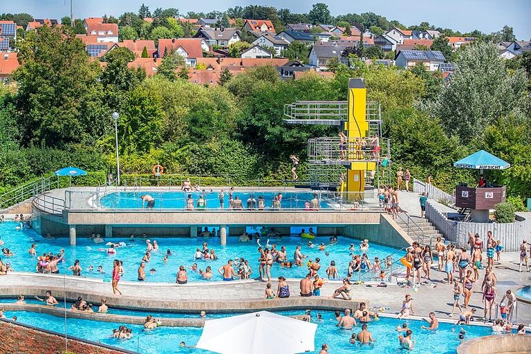 'Ab ins Wasser' denken sich auch viele Menschen im Freibad Haßfurt. Die Badeaufsicht (rechts im Bild) hat auch hier alles im Blick. 'Ab ins Wasser' denken sich auch viele Menschen im Freibad Haßfurt. Die Badeaufsicht (rechts im Bild) hat auch hier alles im Blick.